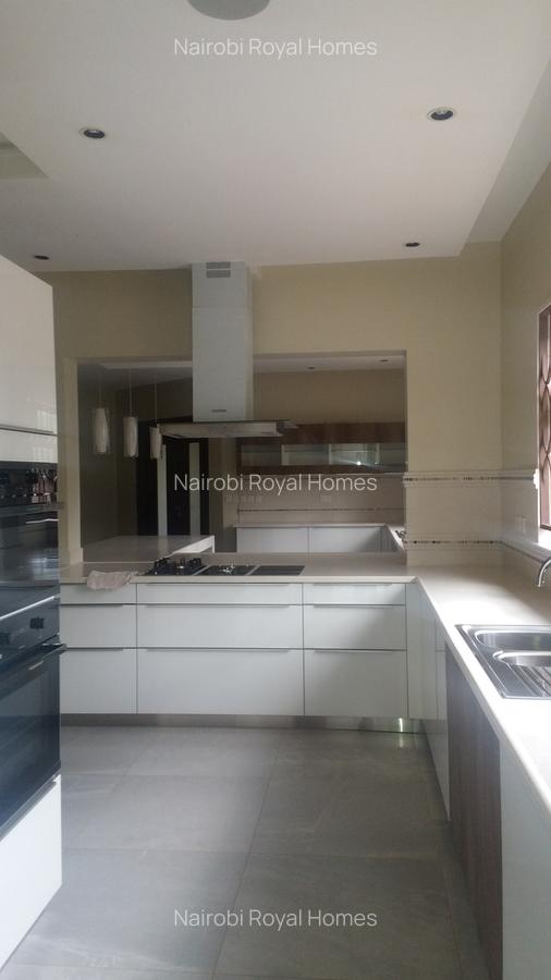 5 Bed House with En Suite at Flem Tree - 12