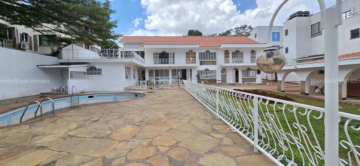 5 Bed House with En Suite at Lavington Green - 8