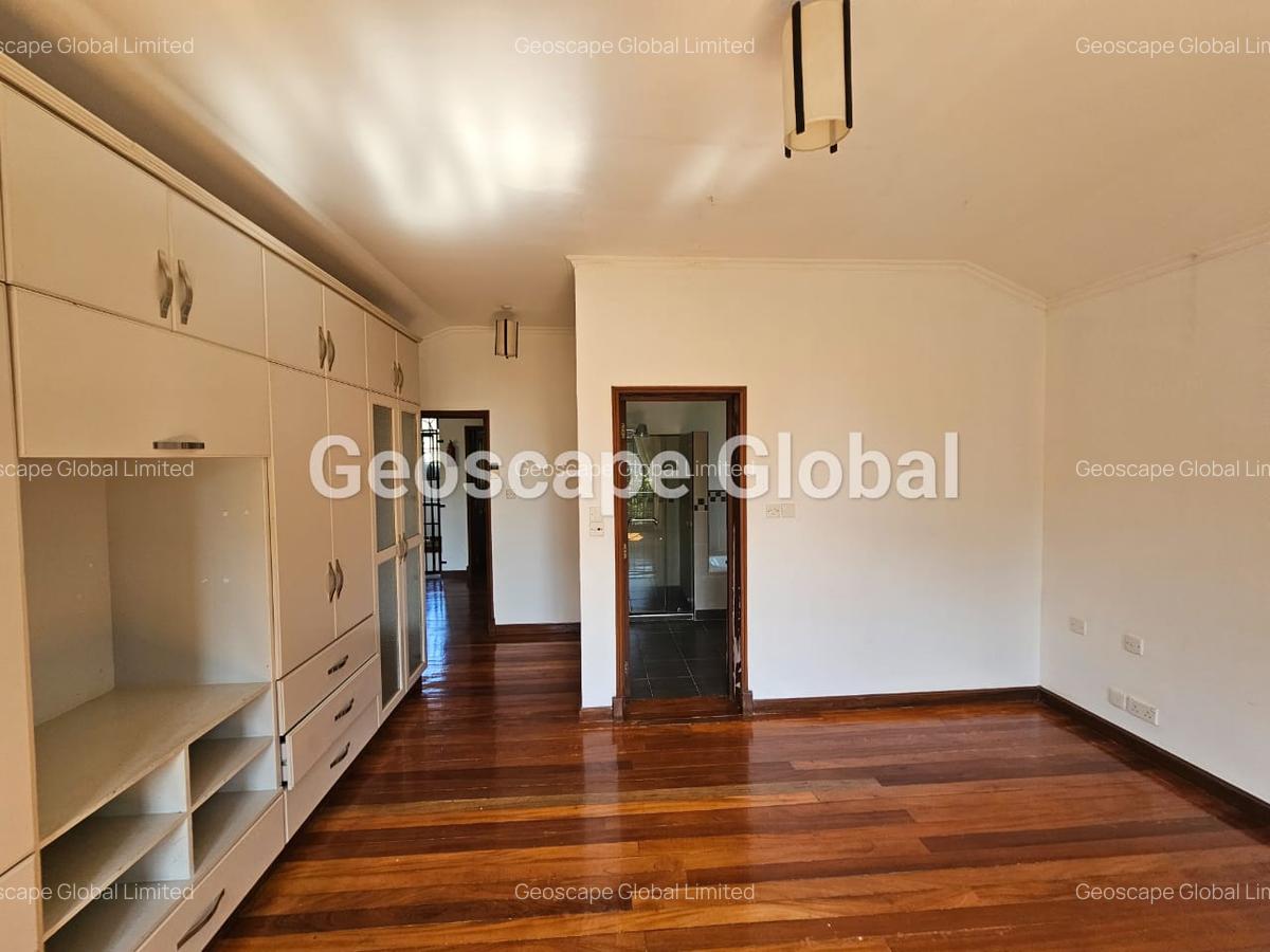 5 Bed House with En Suite in Runda - 12