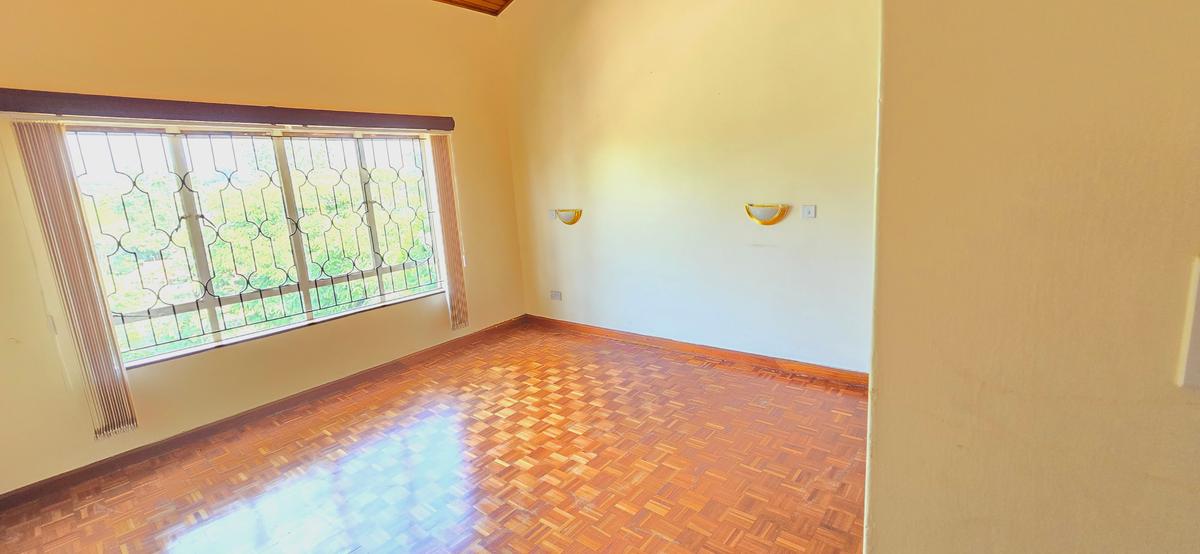 5 Bed House with En Suite at Flem Tree - 9