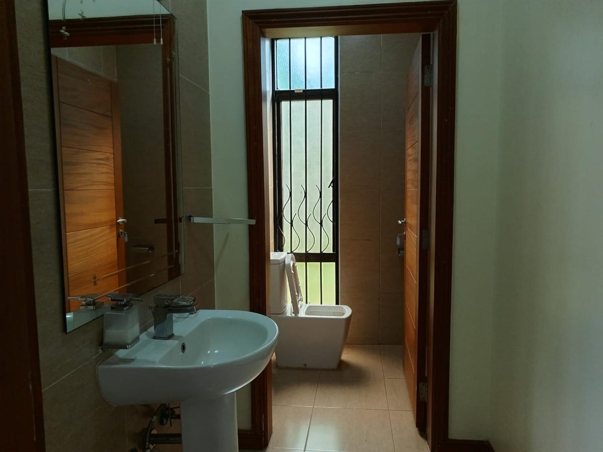 5 Bed House with En Suite in Runda - 16