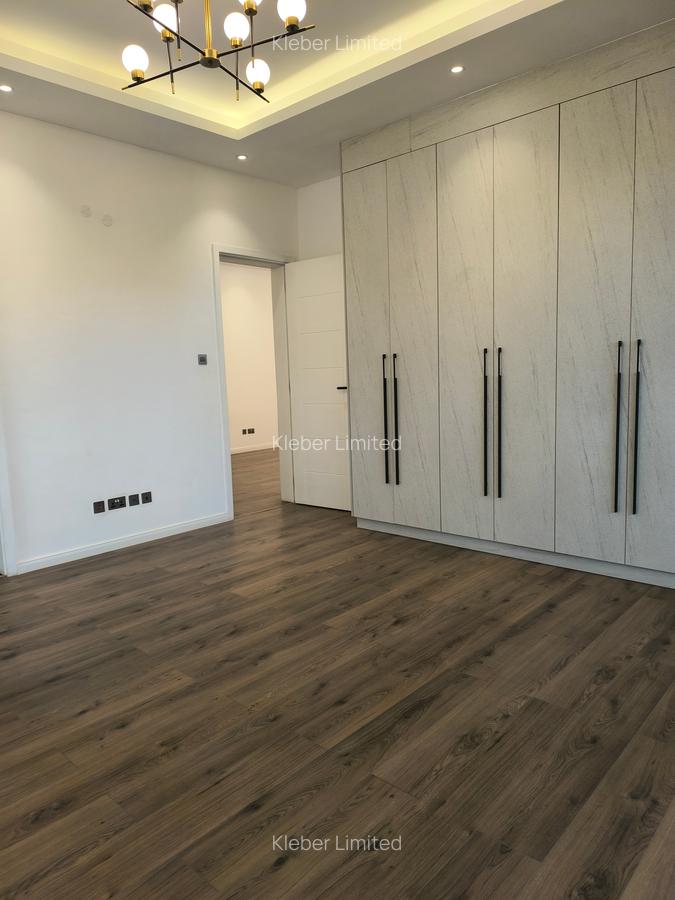 5 Bed Villa with En Suite at Lavington - 17