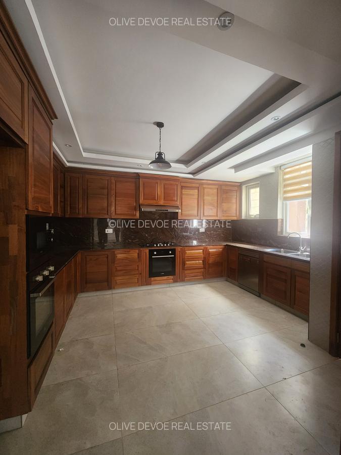 5 Bed Townhouse with En Suite in Lavington - 7