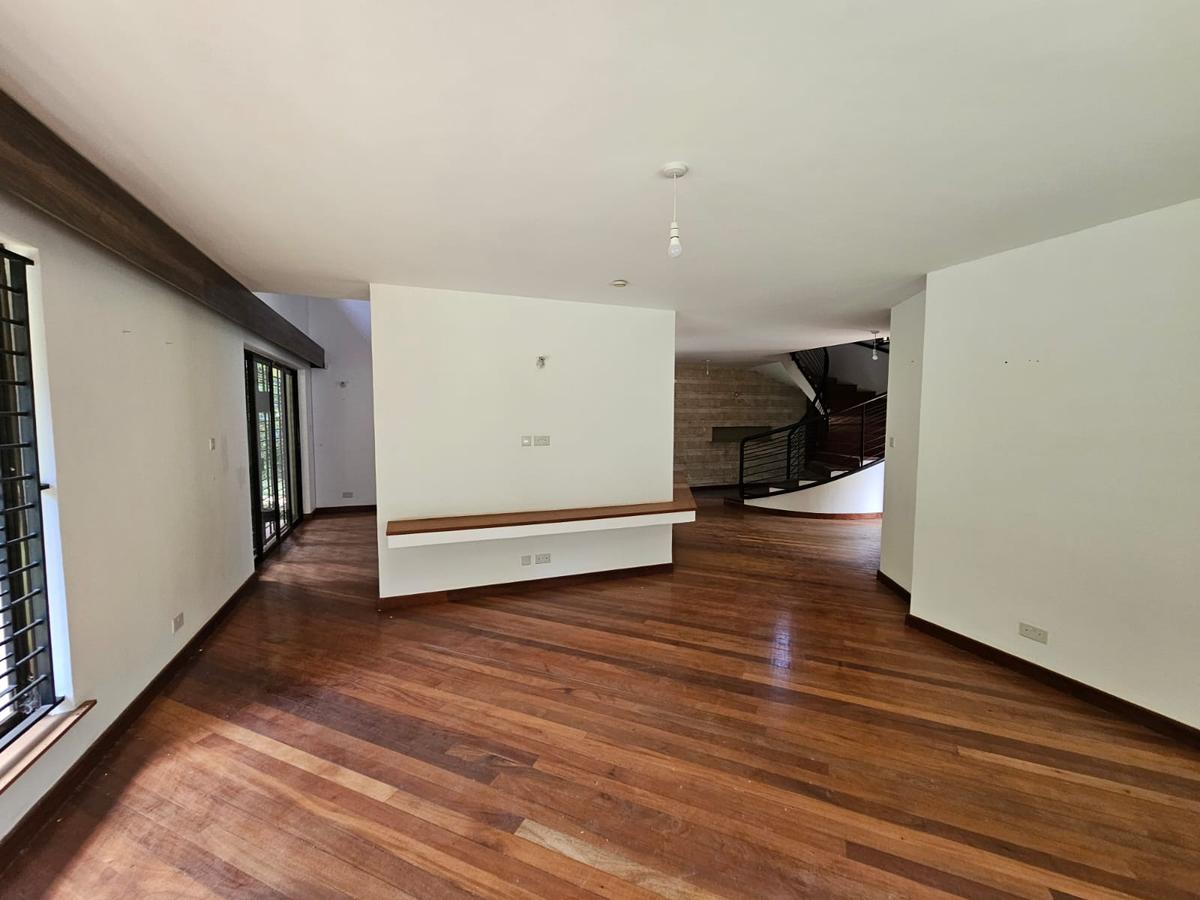 5 Bed House with En Suite in Runda - 2
