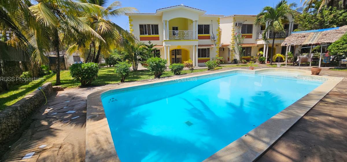 4 Bed House with En Suite at Hr93 - 1