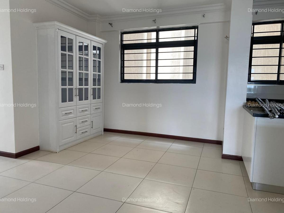 3 Bed Apartment with En Suite at Parklands - 5