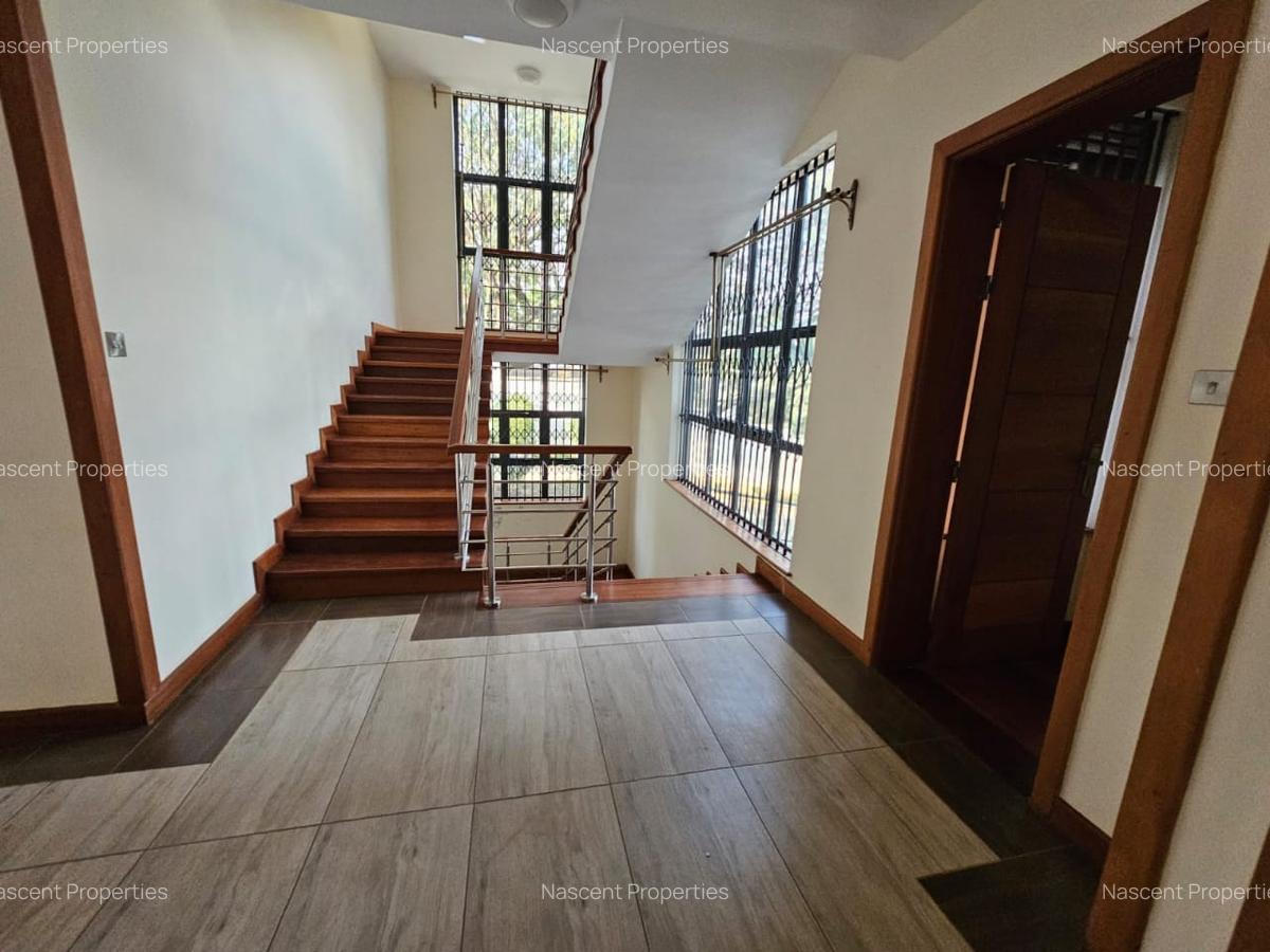 7 Bed House with En Suite in Nyari - 11