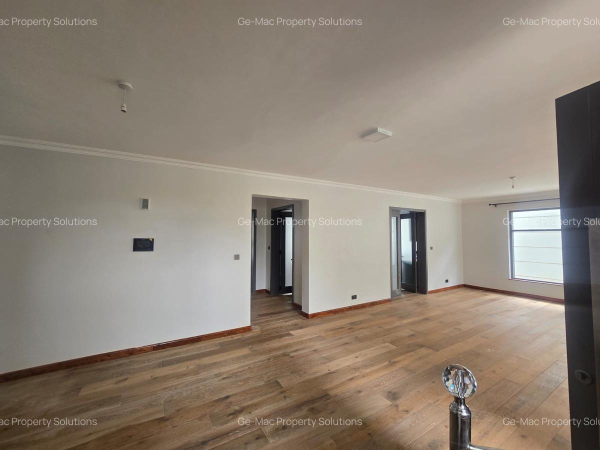 5 Bed House with En Suite in Lavington - 7