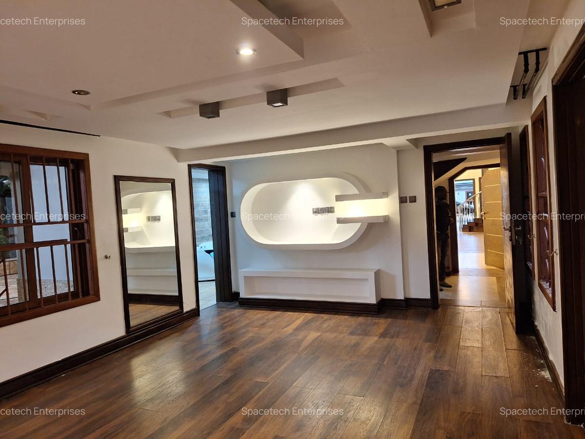 6 Bed House with En Suite in Kyuna - 11