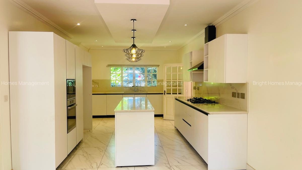 5 Bed House with En Suite in Lavington - 7