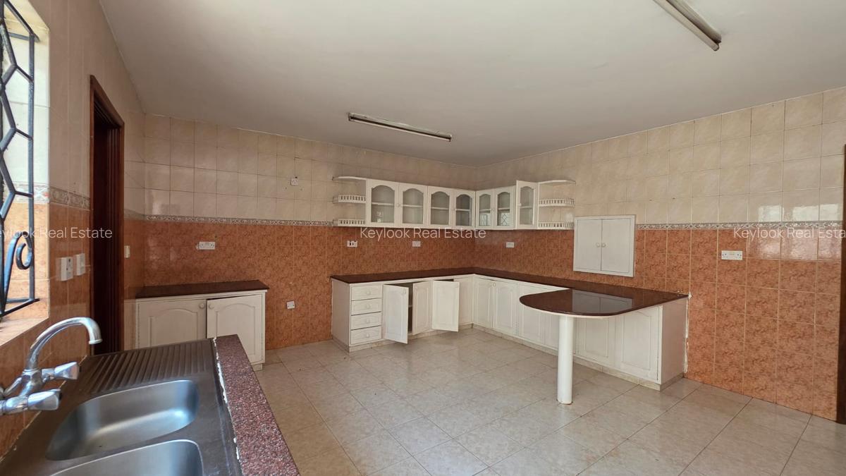 4 Bed Townhouse with En Suite at Kyuna - 14