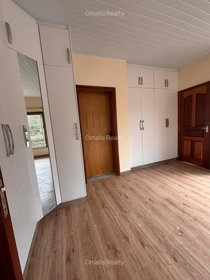 5 Bed House with En Suite in Ridgeways - 6