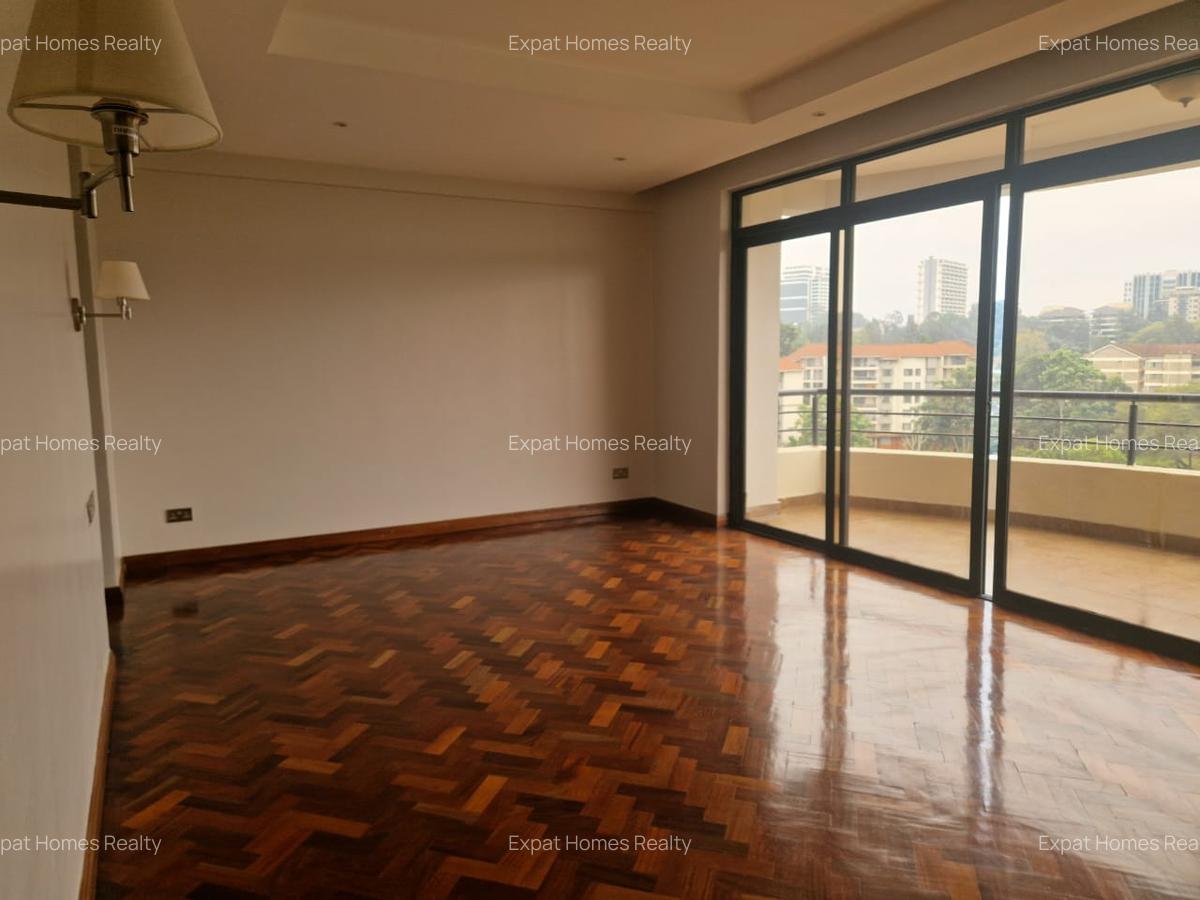 4 Bed Apartment with En Suite in Riverside - 13