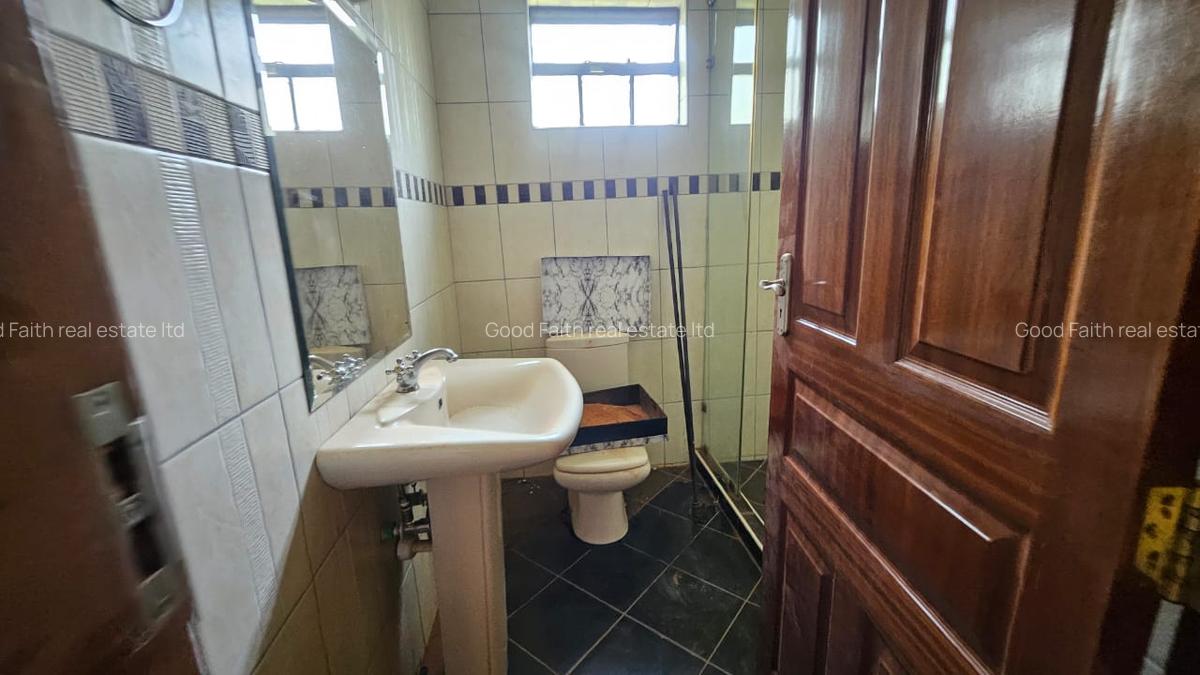 5 Bed House with En Suite in Runda - 16