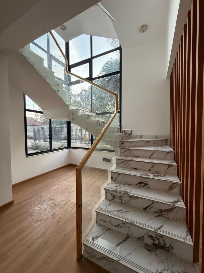 5 Bed Townhouse with En Suite in Lavington - 2