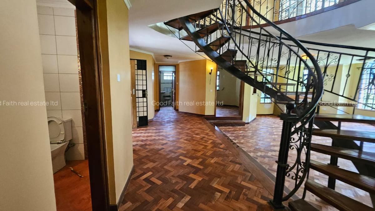 5 Bed House with En Suite in Runda - 12