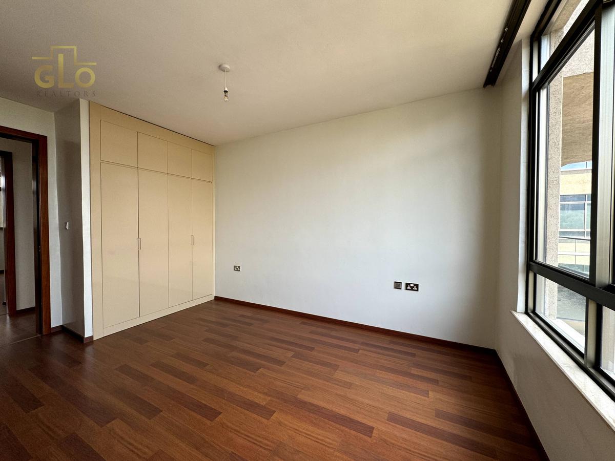 3 Bed Apartment with En Suite in Parklands - 18