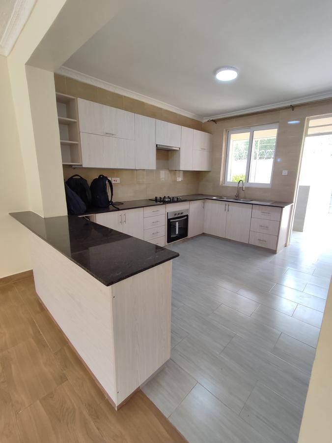 4 Bed Townhouse with En Suite at Gateway Mall - 5