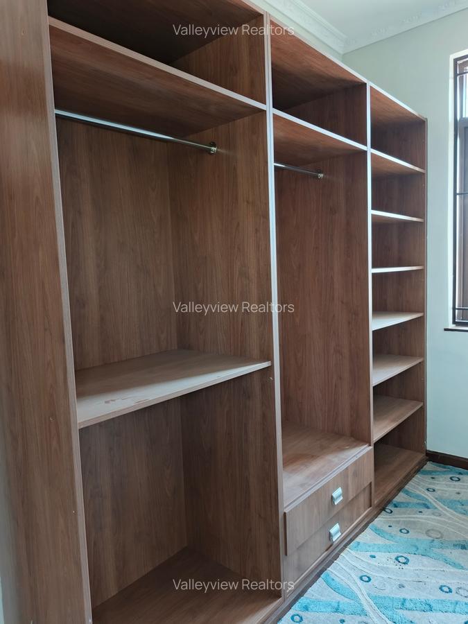 6 Bed Townhouse with En Suite at Lavington - 8