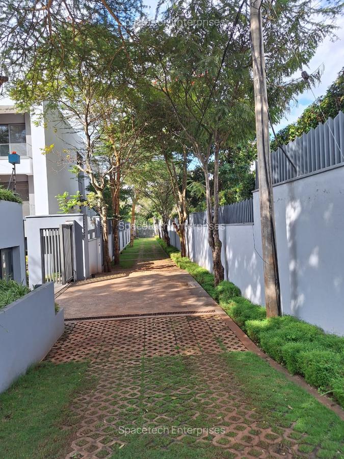 5 Bed House with En Suite in Runda - 4