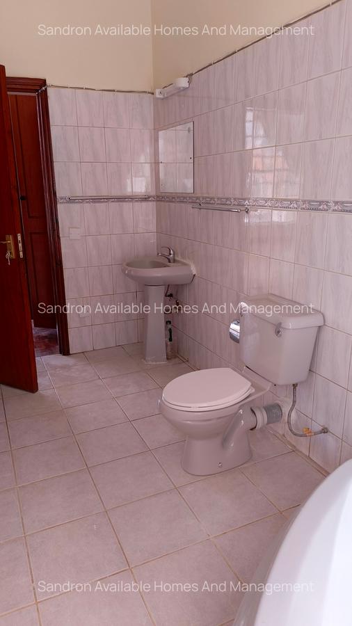 5 Bed Villa with En Suite in Brookside - 16