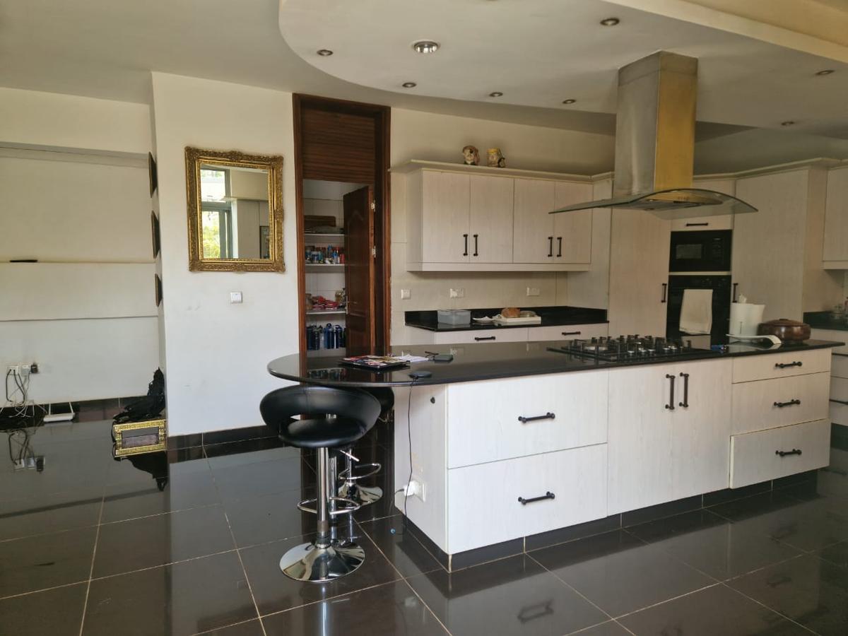 5 Bed House with En Suite in Lavington - 8