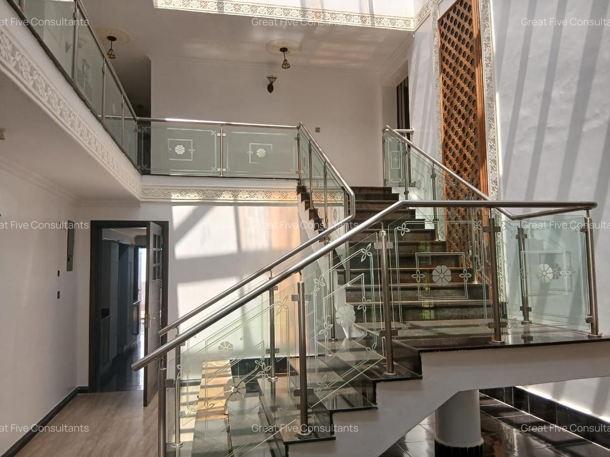 5 Bed House with En Suite in Runda - 10