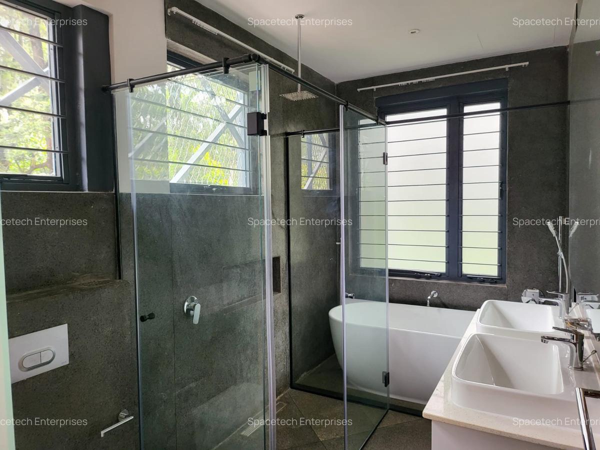 4 Bed Townhouse with En Suite in Lake View - 7