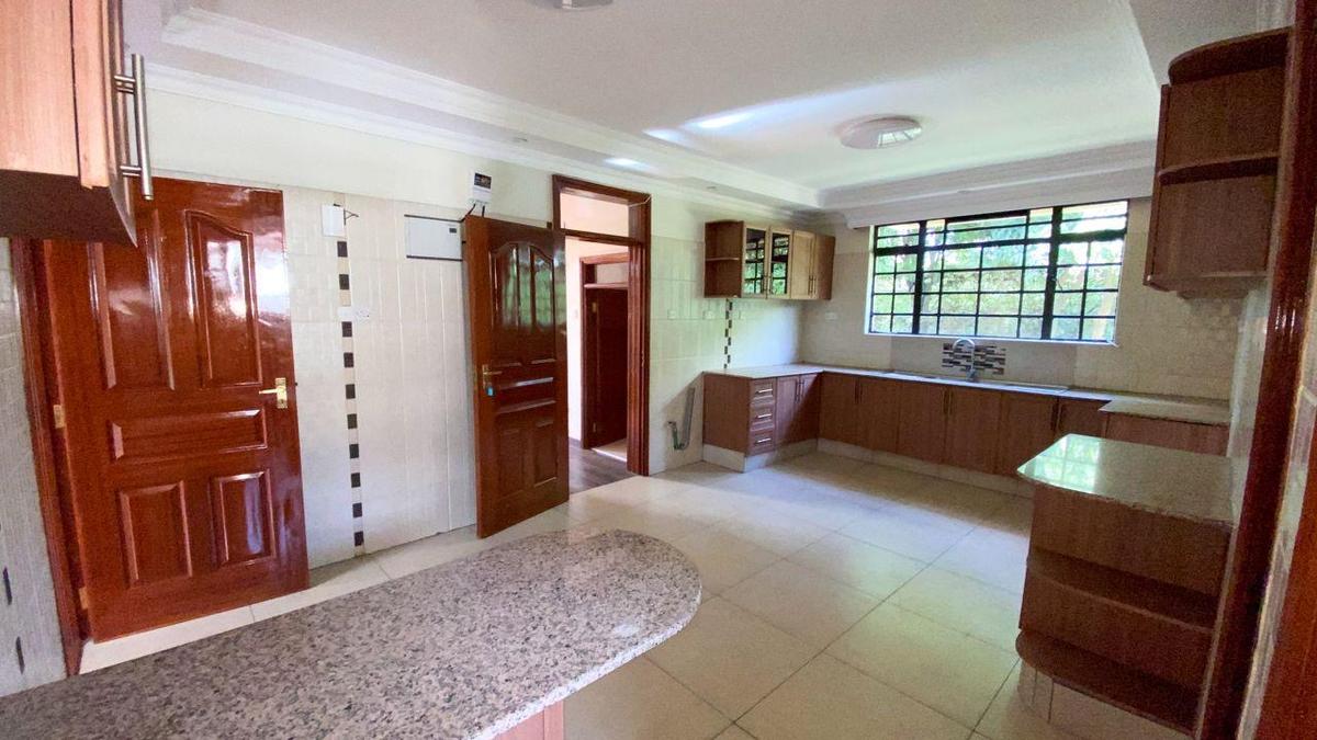 5 Bed Townhouse with En Suite in Rosslyn - 2