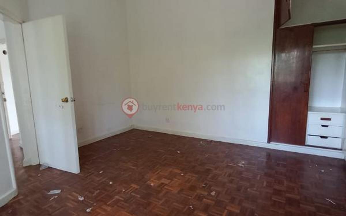 5 Bed House with En Suite at Lavington - 10