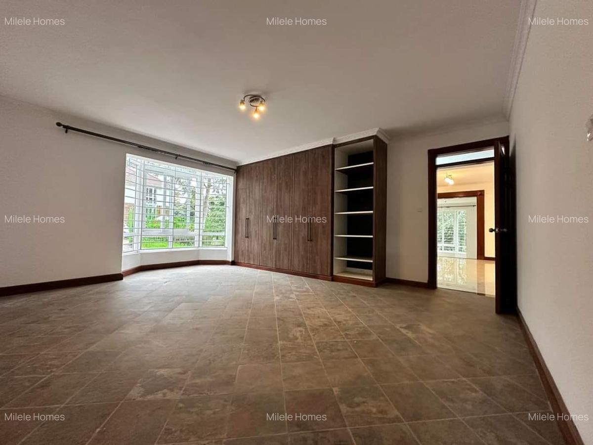 5 Bed Villa with En Suite at Lonetree - 12