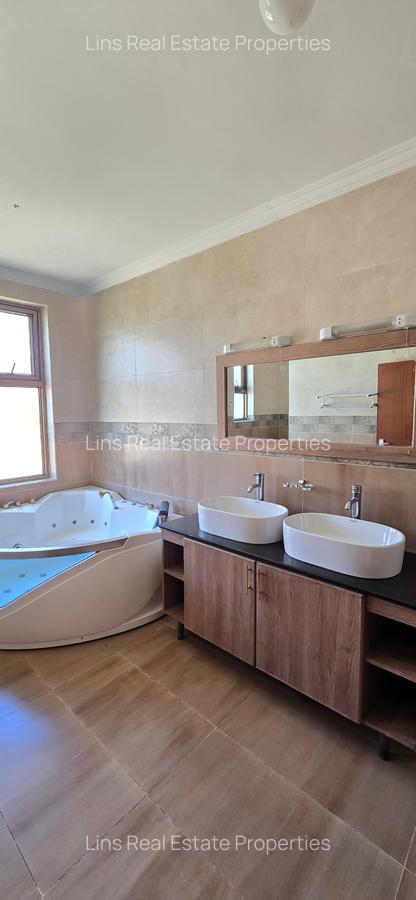 5 Bed Townhouse with En Suite in Lavington - 12