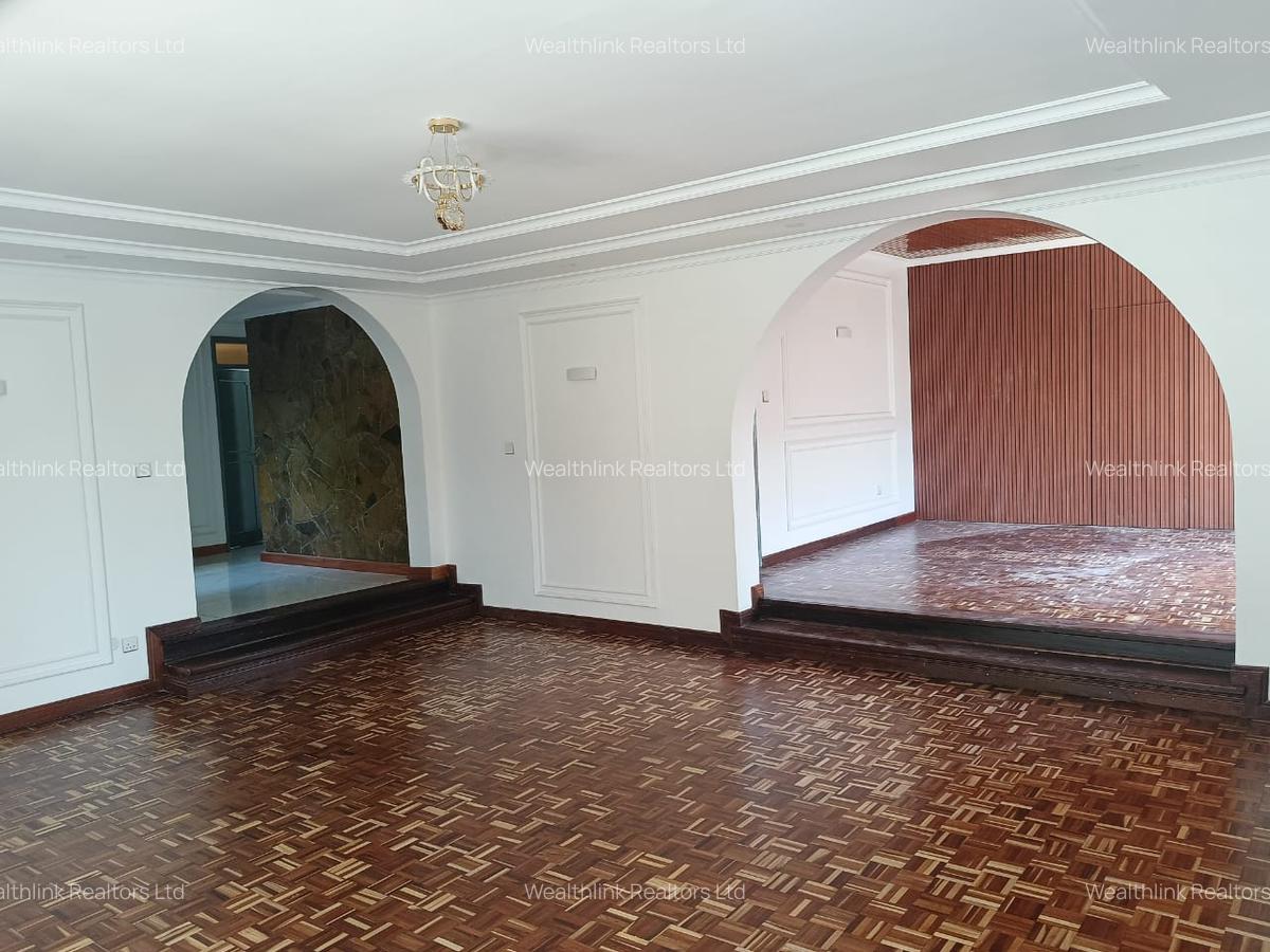 5 Bed House with En Suite at Ridgeways - 10