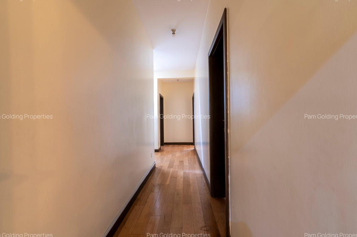 5 Bed Apartment at Riverside Drive - 18