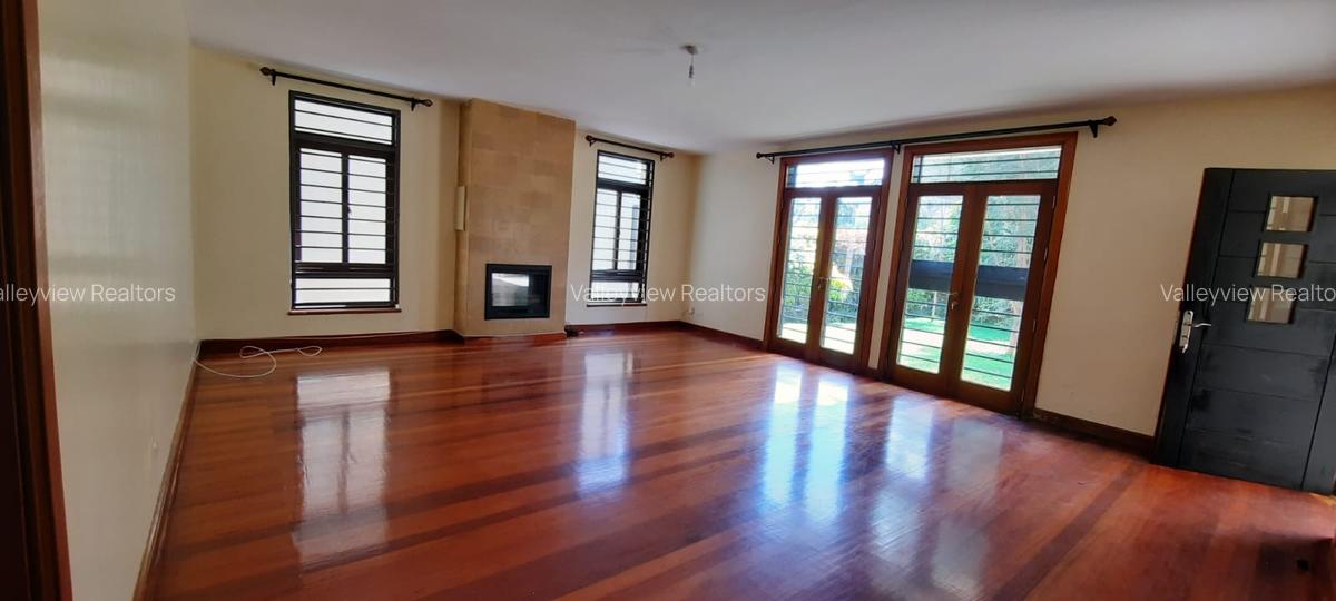 5 Bed Townhouse with En Suite at Lavington - 2