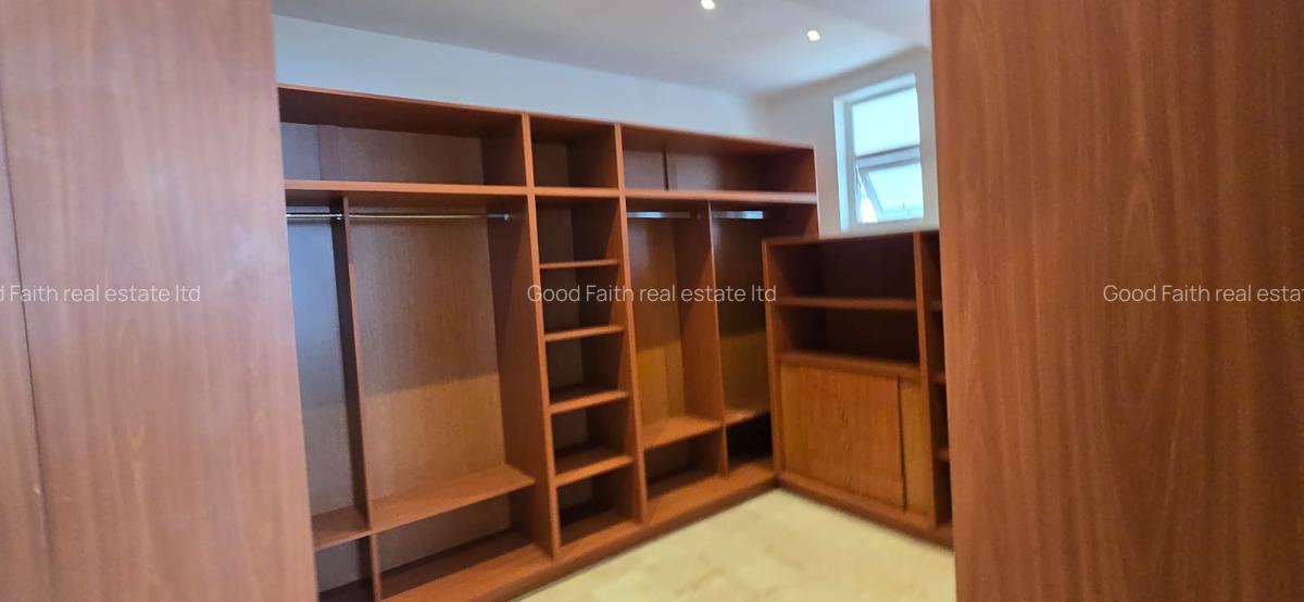 5 Bed House with En Suite in Runda - 12