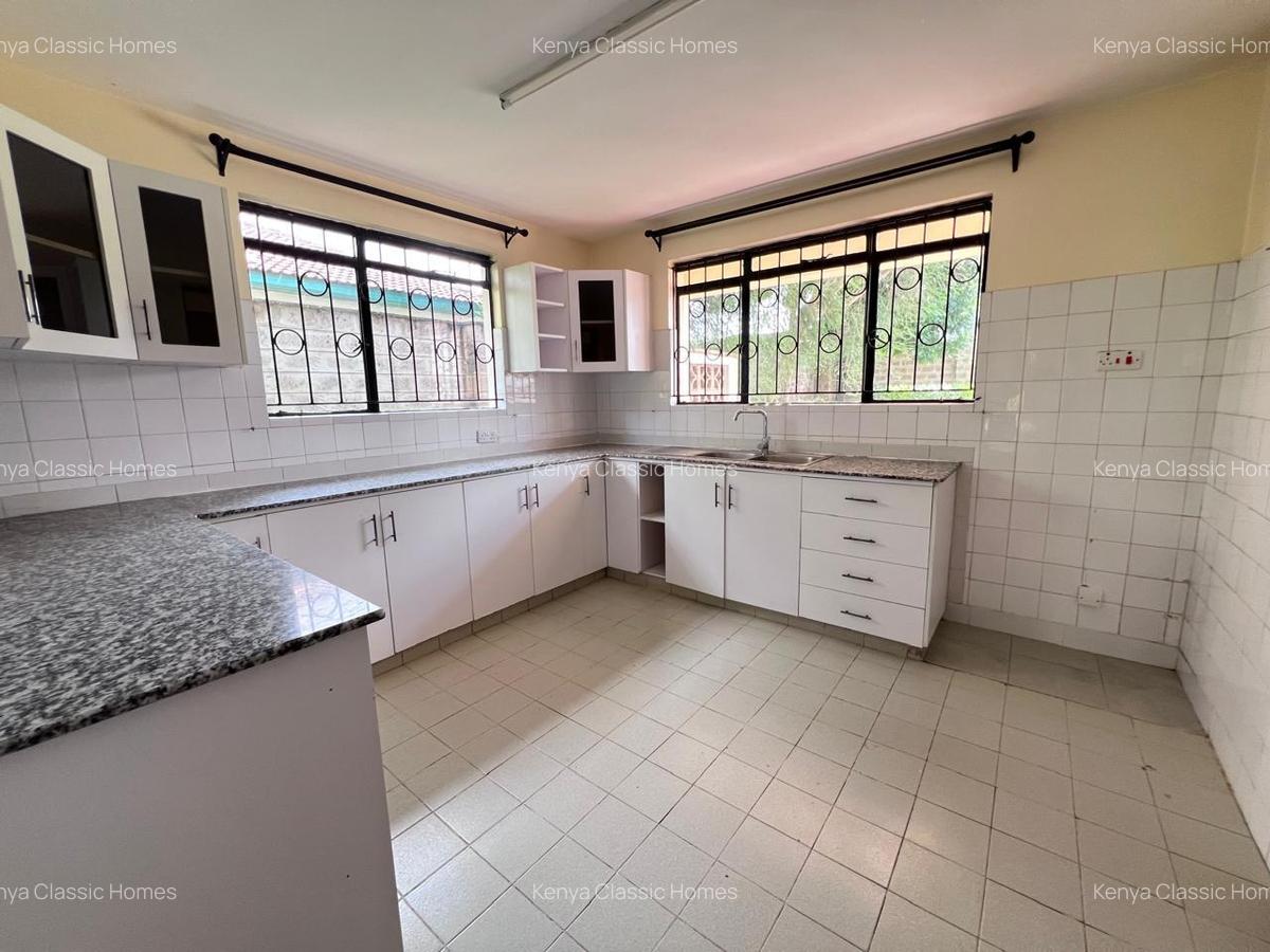 4 Bed House with En Suite at Mountain View - 13