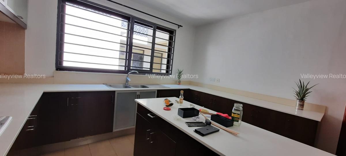 5 Bed Townhouse with En Suite at Lavington - 10