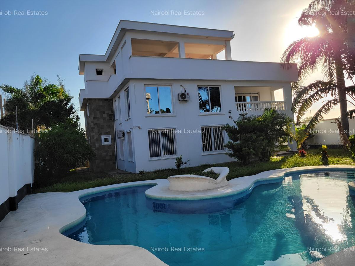 3 Bed House with En Suite in Diani - 2