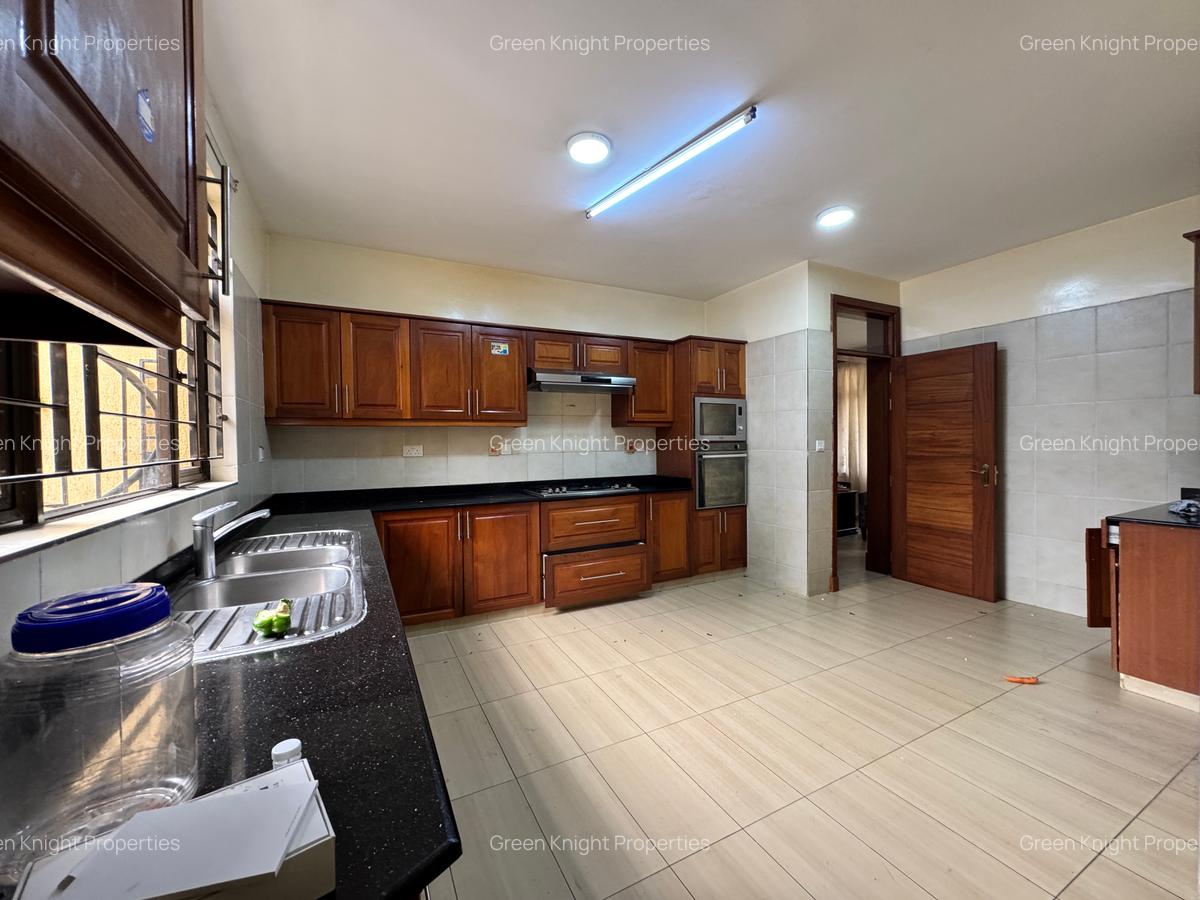 5 Bed Townhouse with En Suite in Lavington - 3
