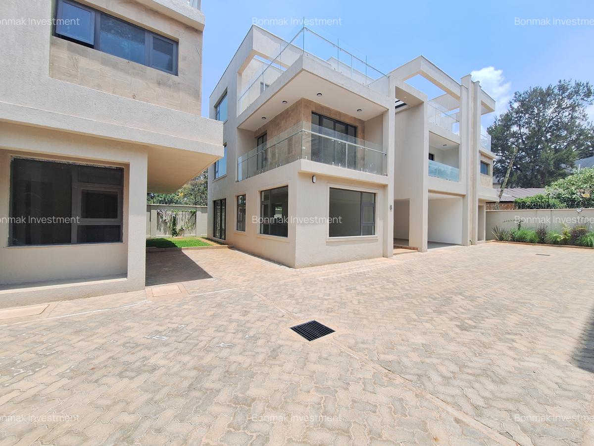 5 Bed Townhouse with En Suite at Lavington Green. - 2