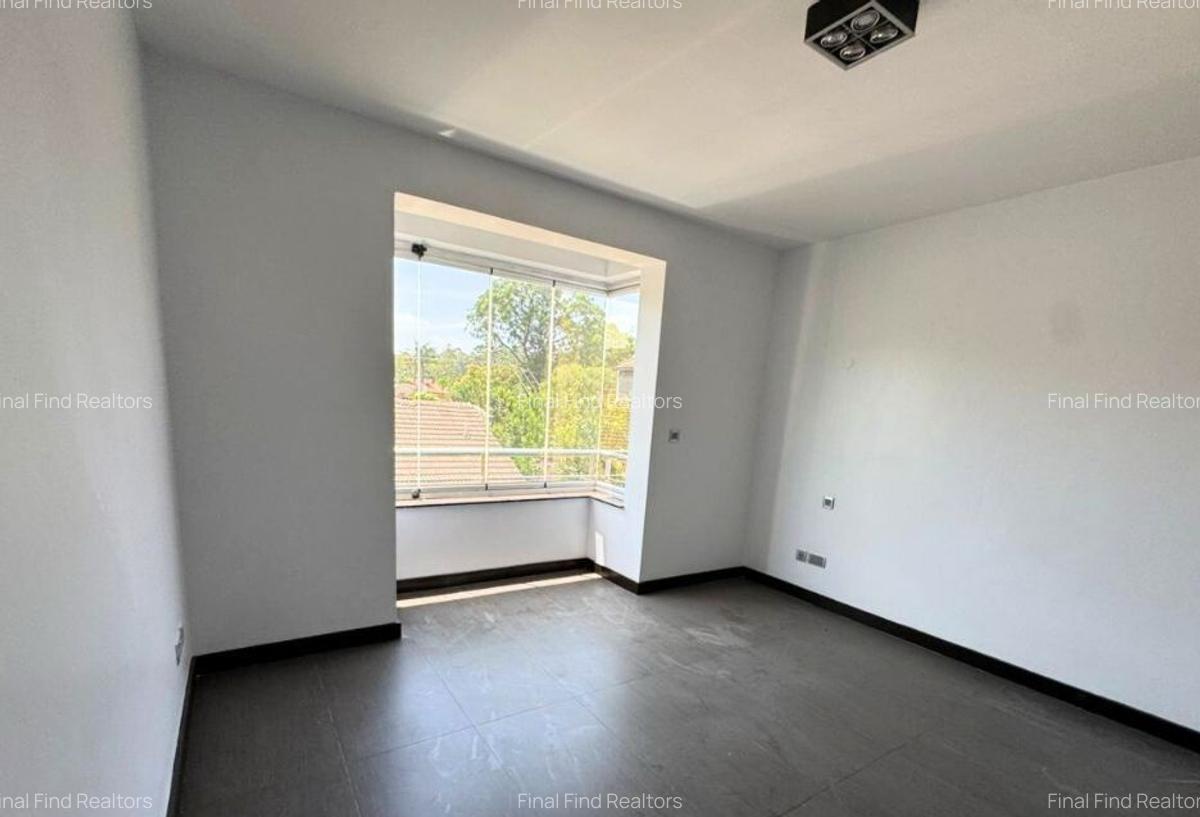 3 Bed Apartment with En Suite in Riverside - 9