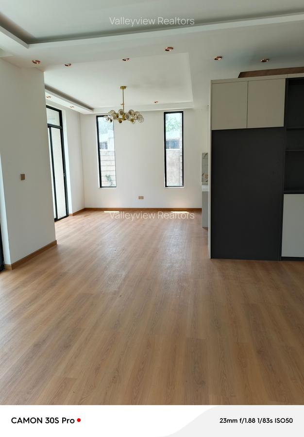 5 Bed Townhouse with En Suite at Lavington - 8