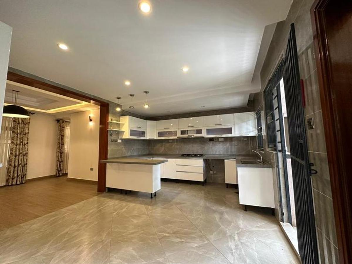 5 Bed Townhouse with En Suite at Lavington - 7