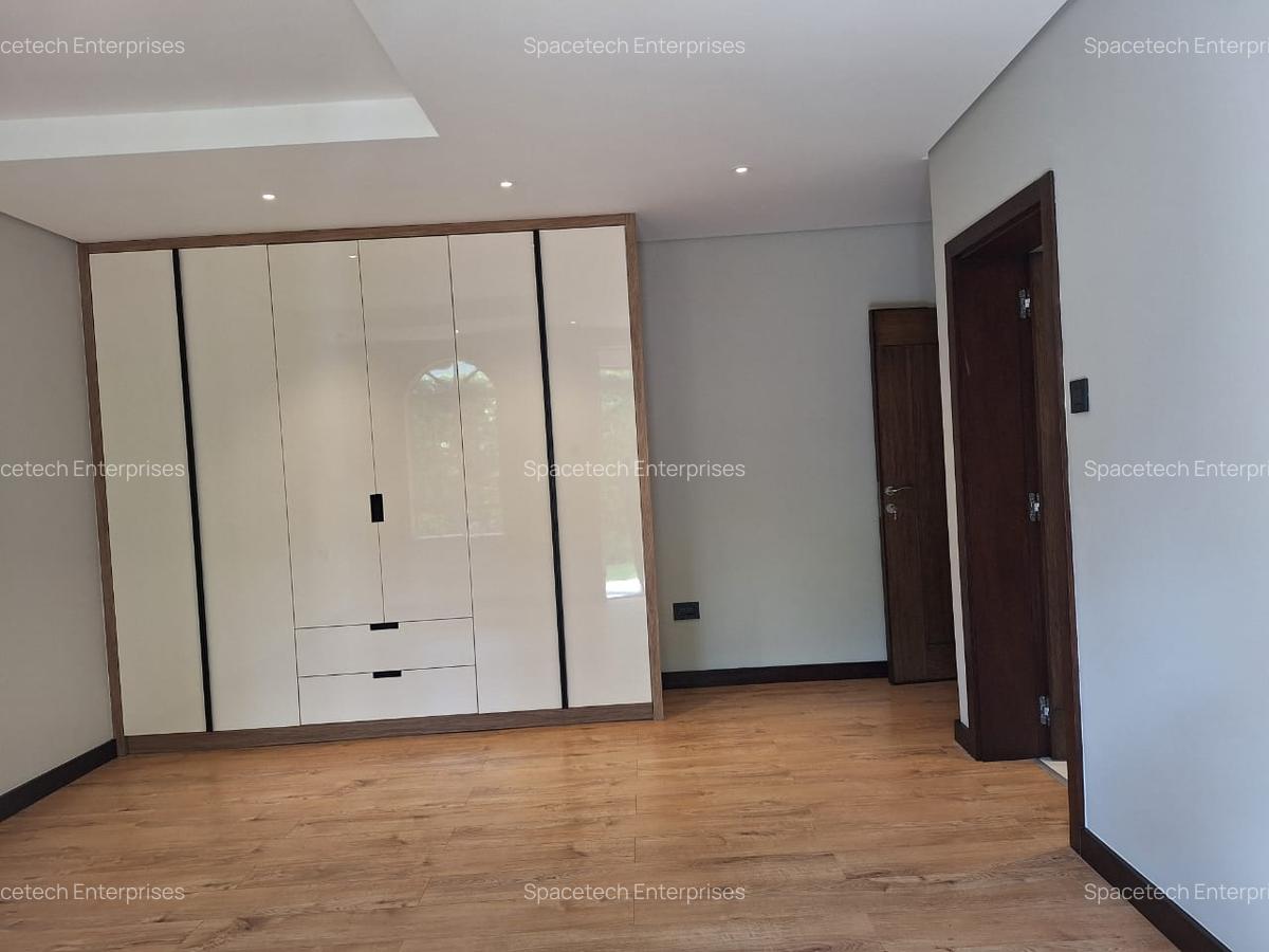 5 Bed House with En Suite in Runda - 14