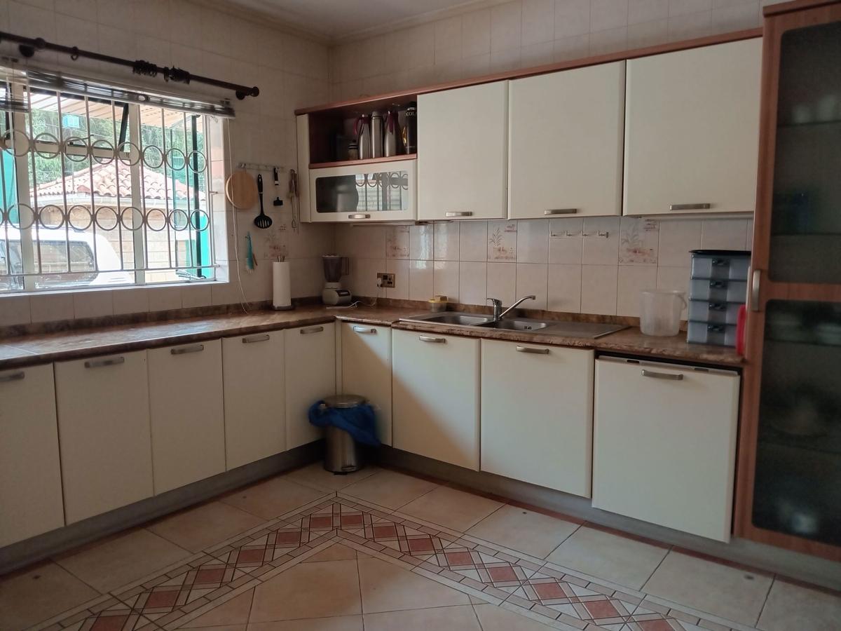 4 Bed House with En Suite in Lavington - 10