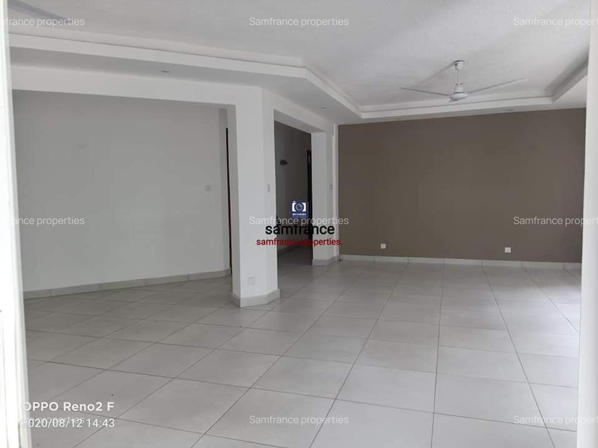 Serviced 4 Bed Apartment with En Suite at Links Road - 15