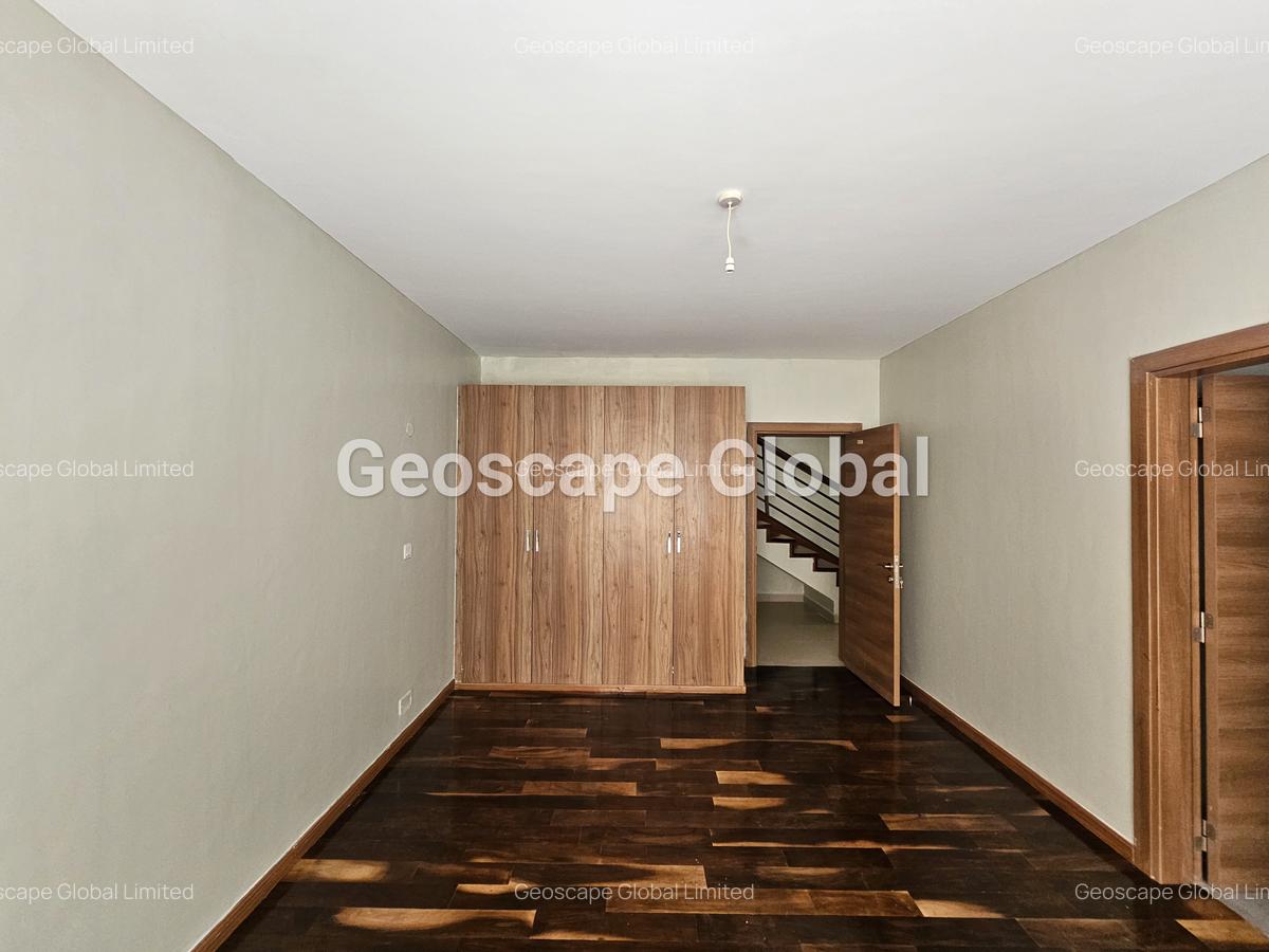 5 Bed House with En Suite in Lavington - 9