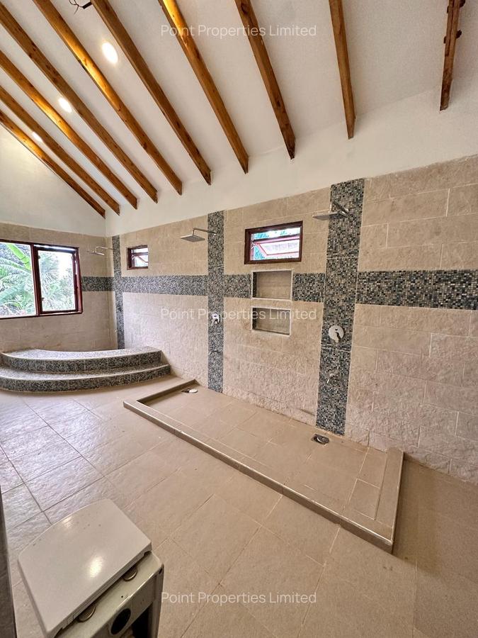 7 Bed Villa with En Suite in Ridgeways - 11