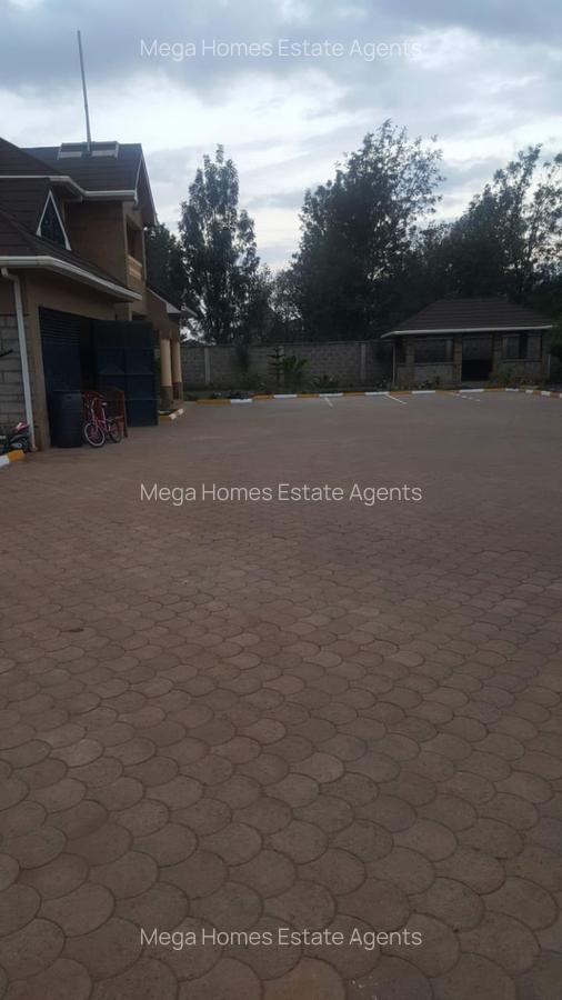 5 Bed House with En Suite in Garden Estate - 8